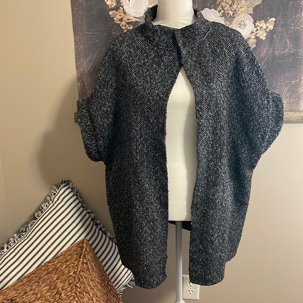 Textured short sleeve cape